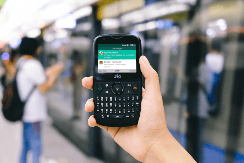 A connected KaiOS phone in everyday life